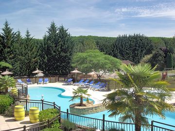 Freeform swimming pool