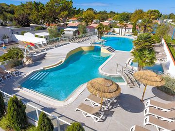 Profitez de notre bassin extérieur chauffé à partir du week-end de l’ascension.