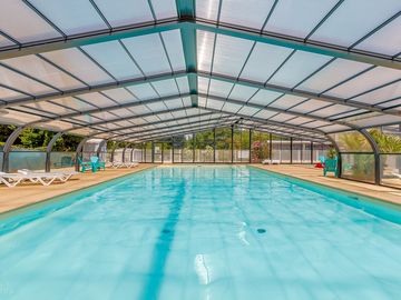 Piscine couverte et chauffée du camping SUN OCEAN en Vendée