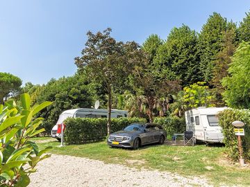 Piazzola per camper con erba e ombra