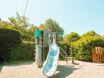 Aire de jeux pour les enfants dans notre camping val fleuri © léa tavolaro
