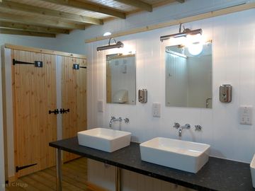 Gents' showers and toilets