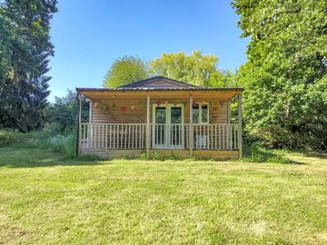 Front view of the summerhouse cabin