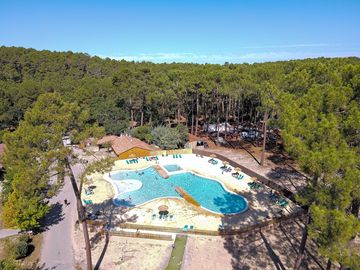 Large aquatic complex on site