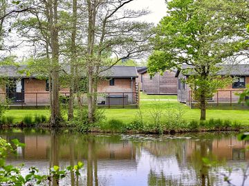 Lake view superior lodges with hot tub