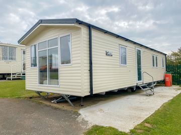 Deluxe Pet Friendly 3 Bedroom - example model only. Exact caravan may vary.
