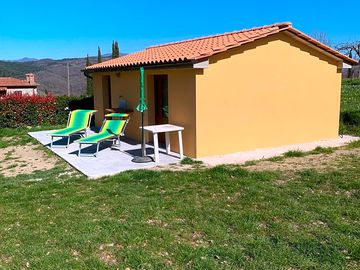 Struttura adiacente al terreno con bagno e lavandino esterno per piatti ed acqua potabile