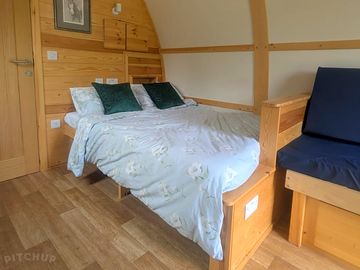Wholebarrow/ Hook Knot - Fixed Double Bed