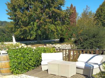 On the shores of the lake, enjoy a terrace to quench your thirst or nibble on an aperitif.