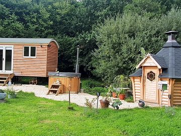 Site with hot tub and barbecue lodge