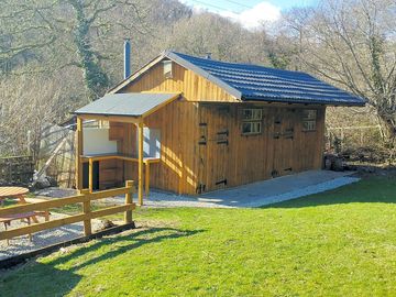 Microlodge with outdoor kitchen and picnic table