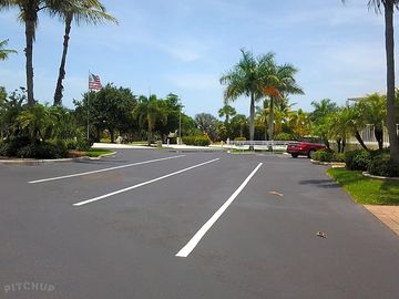 Arrival area and disconnecting area for tow cars