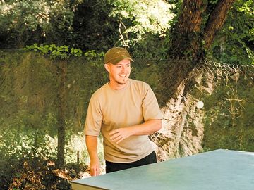 Vacancier faisant une partie de ping-pong dans notre camping val fleuri © léa tavolaro