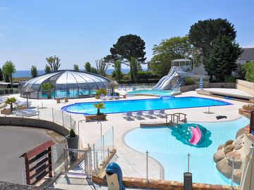 Heated indoor and outdoor swimming pools, paddling pools and waterslides