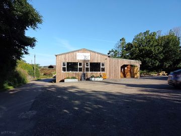 Café, shop and reception