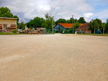 Spacious pitching area