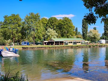 En bord de Charente, situé sur le circuit cycliste "La Flow Vélos", le camping Belle Rivière