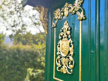 Goldleaf carvings