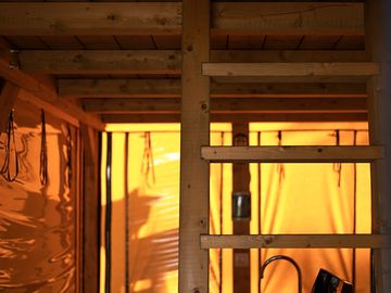 Tenda glamping su due livelli per 3 persone, con cucina interna attrezzata e zona coperta con tavolo