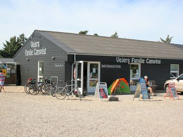 Shop and reception and entrence to the pool