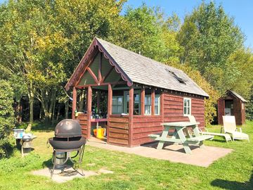 Billy Goat Cabin offers beds for 4 inside and a further 4 people in separate bedroom pods