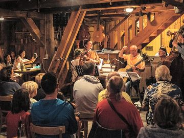 Evening musik made by the campers for the campers