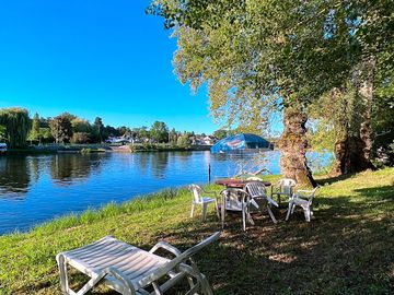 Riverfront guinguette