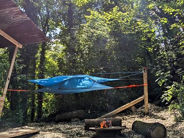 Suspended tree tent