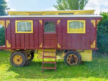 Exterior of Showman