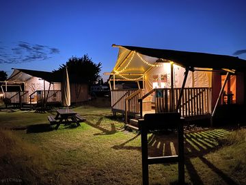 De luxe tent in de avond