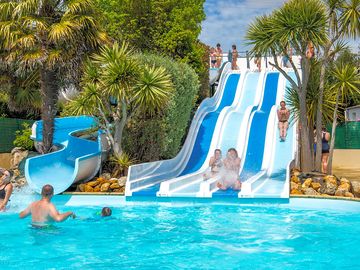 Four-track and toboggan waterslides