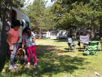 Parcela en zona de acampada, posibilidad de contratar electricidad o no hacerlo.