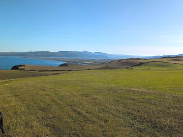 Between the mountains and the sea