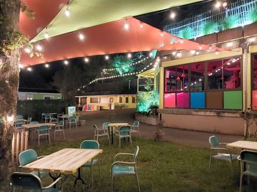 Snack bar by night