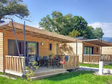 Three-bed lodge with covered decking