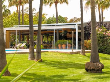 Restaurante La Mar Del Delta visto desde la piscina del cámping