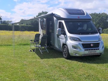 Flat spacious pitches with EHU.