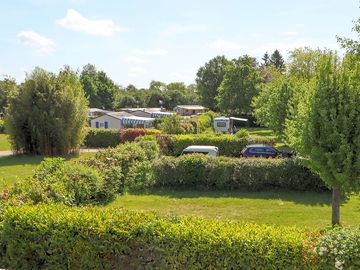 Emplacements spacieux pour caravanes, camping car