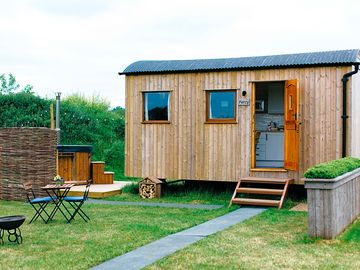 Percy the Shepherd’s Hut – Outdoor Seating, Fire Pit & Hot Tub