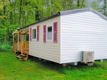 Mobile home and its covered terrace