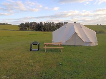 Forget-me-not tent with picnic table and barbecue