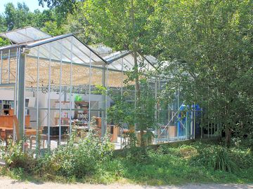Espace d'accueil, buvette, espace jeux, bibliothèque, informations touristiques