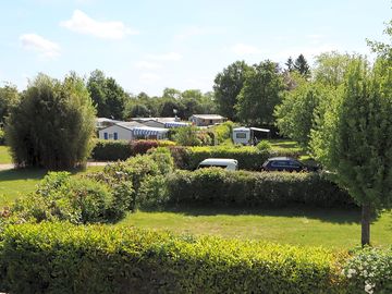 Emplacements spacieux pour caravanes, camping car