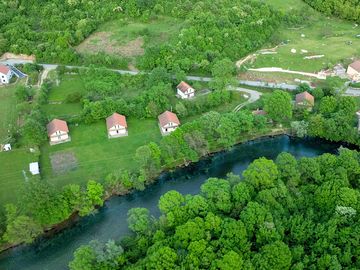 Location on the banks of the zeta river
