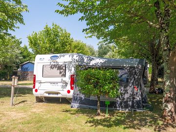 Caravane sur un emplacement du camping atc routes du monde à arcachon la hume © marine monteils