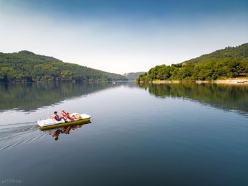 Camping sunêlia la source activités sur le lac pédalo