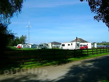 Kinnego marina caravan park