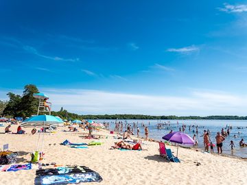 Plage du lac de léon, 10 minutes' drive away