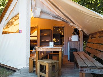 Outdoor dining at the safari tent