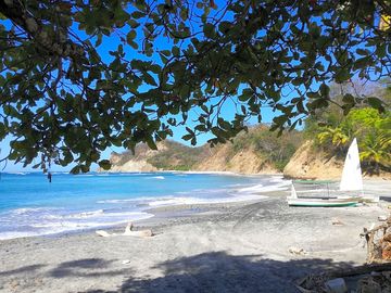Barco quebrado beach